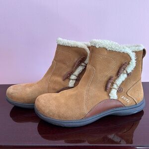 Canyon River Blues Faux Suede Winter Booties Size 10
